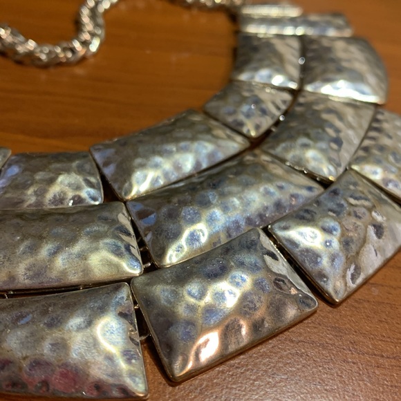 💠 Modernist Hammered Metal Necklace - Picture 5 of 6